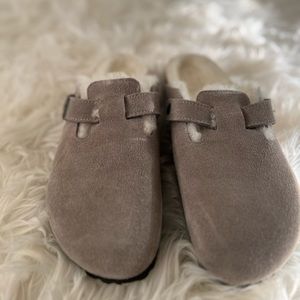 Birkenstock Boston Shearling Clog. Size 40, narrow fit, color is stone LIKE NEW.
